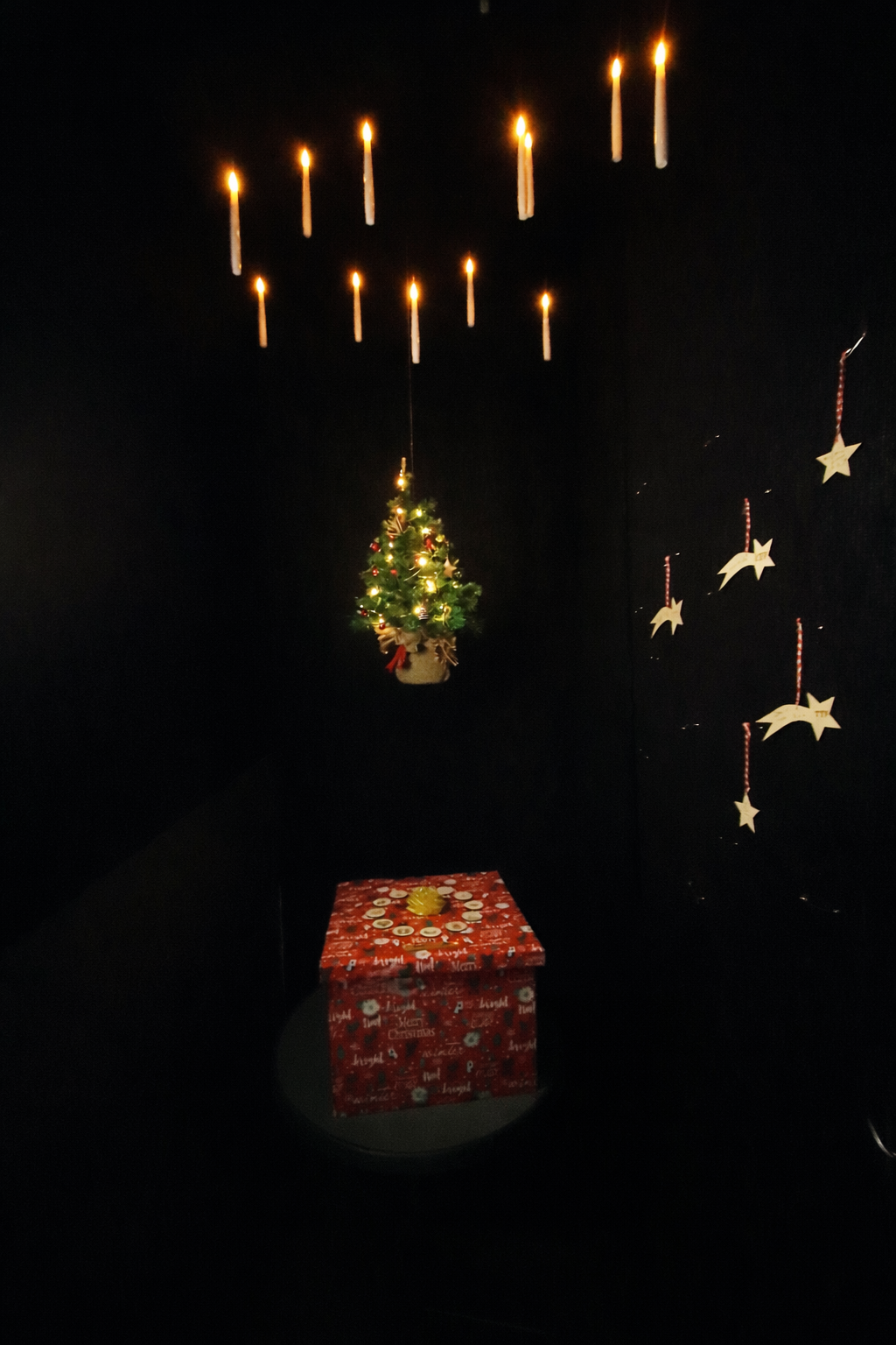 Türchen 24 – Schwebende Kerzen, Weihnachtsbaum und Geschenk